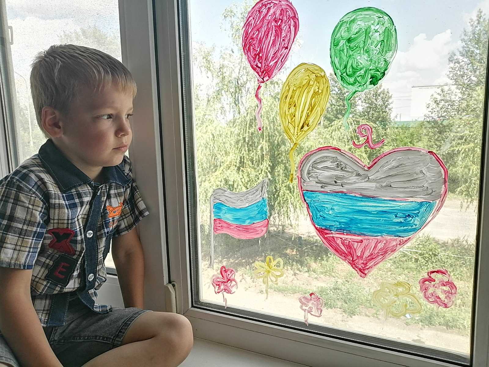 Ребенок рисует на окне